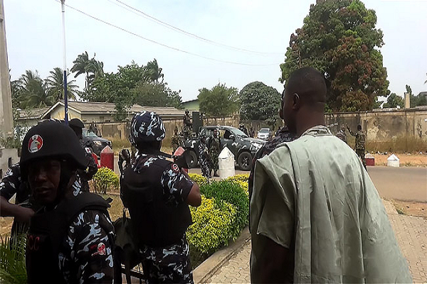 Panic As Military Personnel Storm EFCC Office To Release Suspected Fraudsters (PHOTOS)