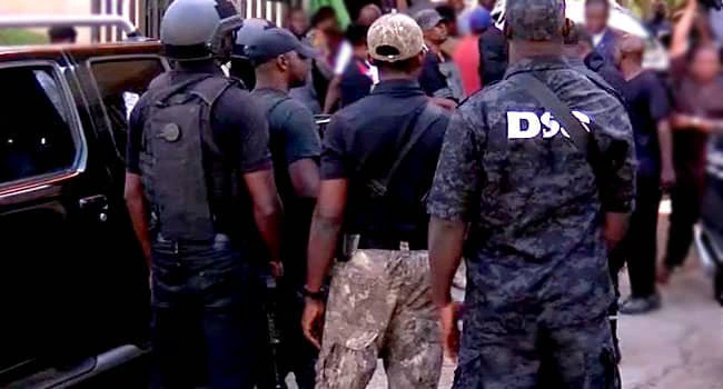 Commotion As DSS Operatives Go After Seniors Senate Staff, Crowd Gather To Stop Them