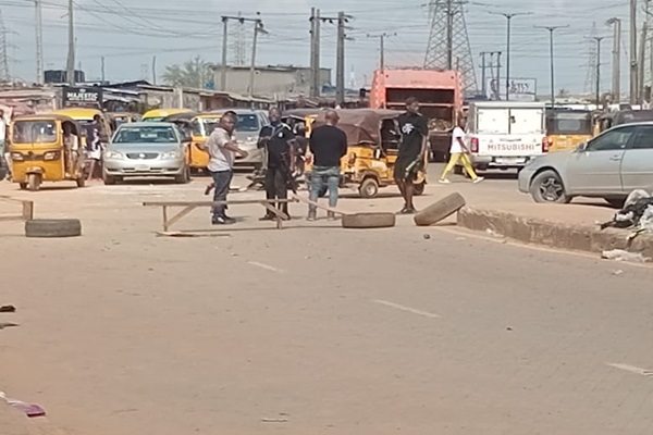 BREAKING: Gunshots As Over 100 Hoodlums Attack Police Station In Lagos (PHOTOS)