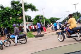 BREAKING: Tension As Policemen, Youths Block APC Secretariat In Benue Ahead Of Caucus Meeting