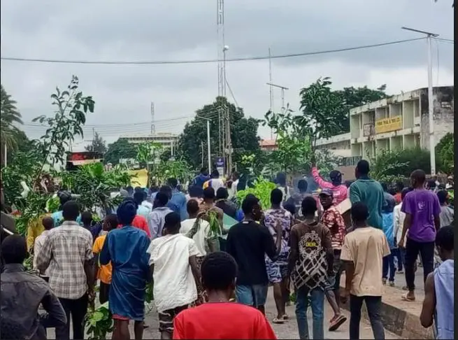 BREAKING: Tension As Angry Protesters Storm Buhari's House In Daura (VIDEO)